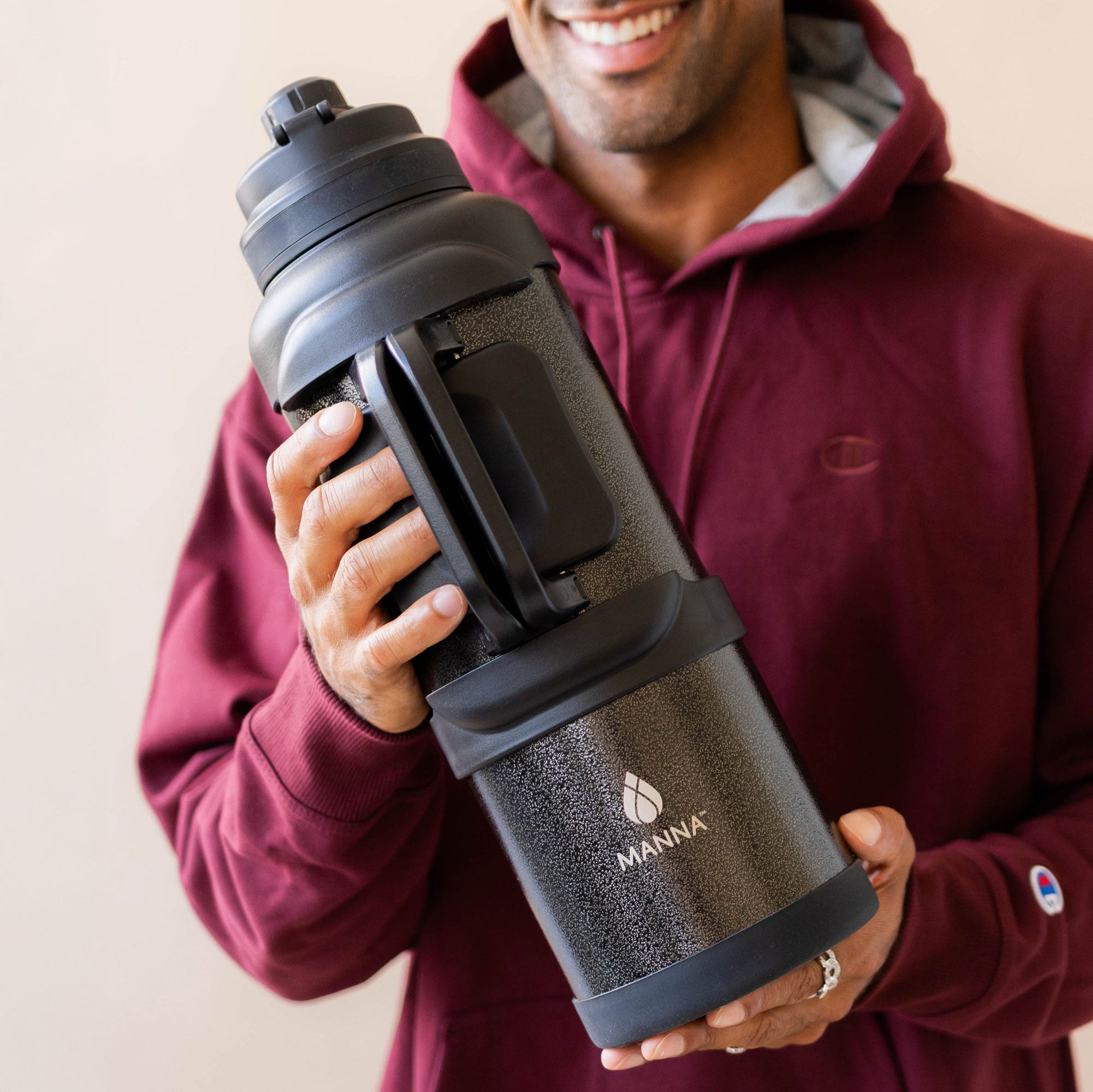 4l-titan-bottle-135-oz-m3 5Manna_Website_Lifestyles-29.jpg